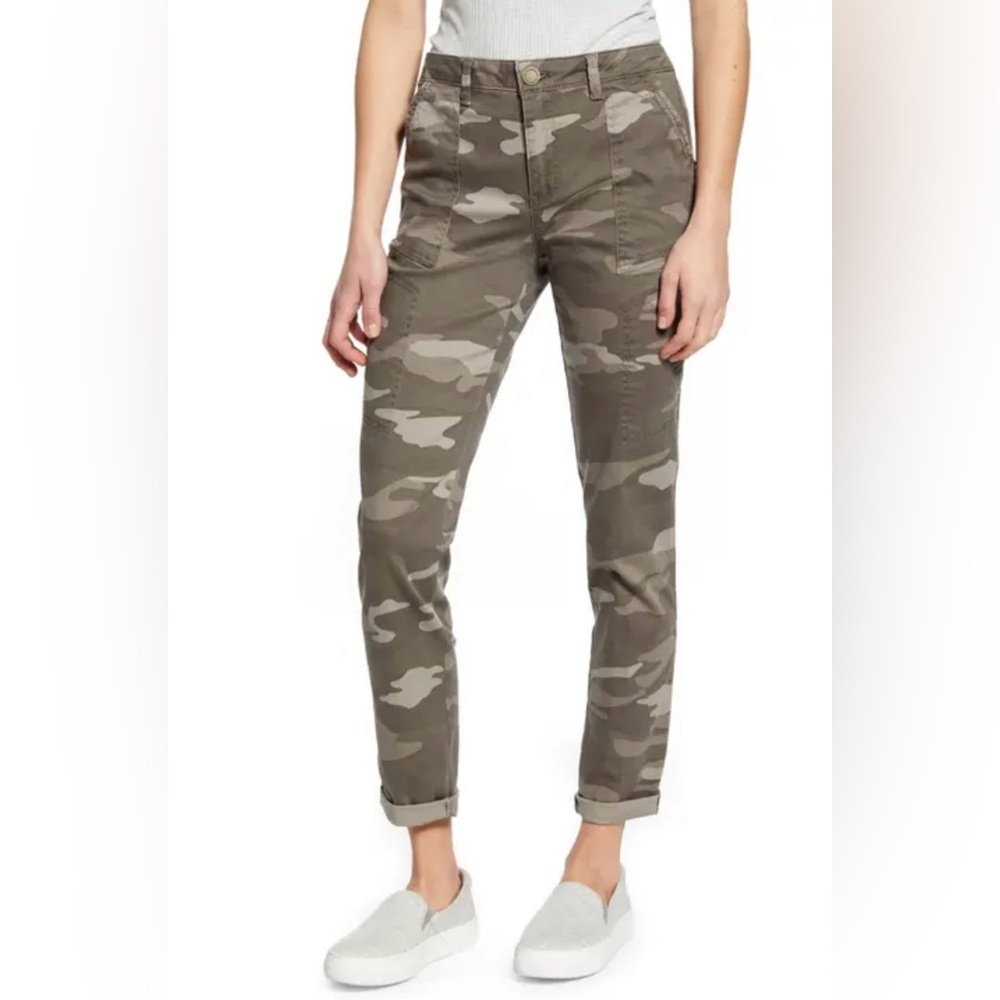 Wit & Wisdom Flex-Ellent Camo High Waisted Cargo Pants. Size 10